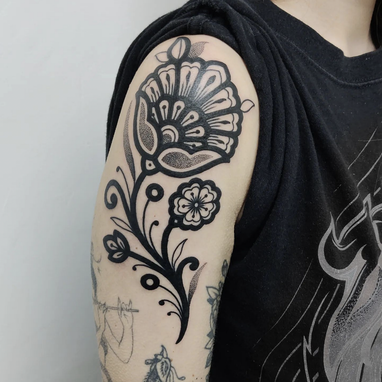Black-work floral tattoo by IG @kamiladaisytattoo